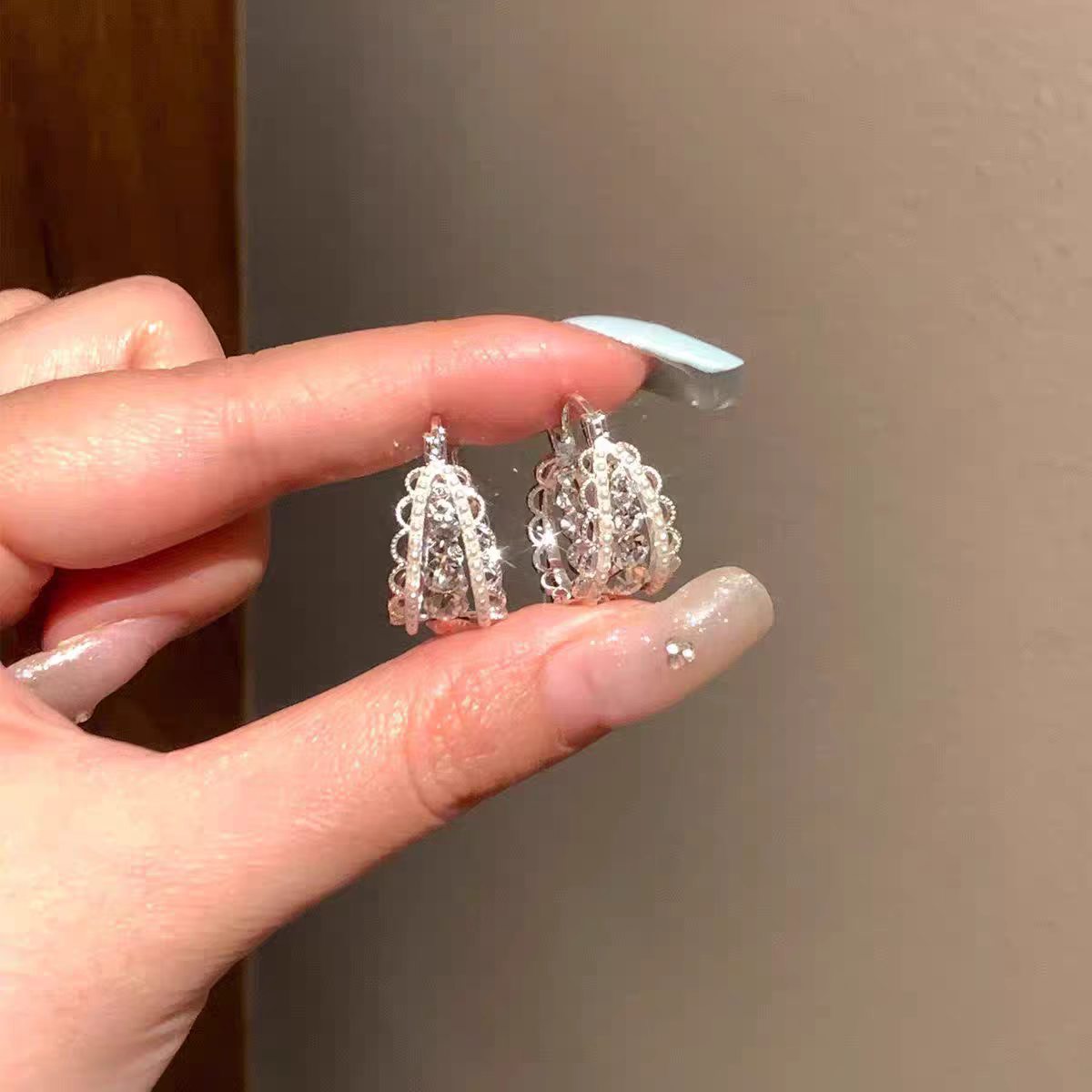 Luz de lujo de encaje hueco perla cristal perlas pendientes de nicho de diseño femenino sensación de temperamento único pendientes versátiles