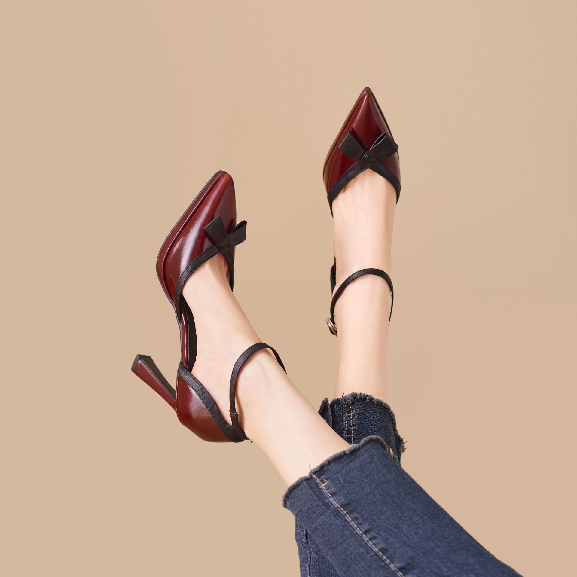 Sandal cao gót nữ phối màu phong cách Chanel, quai một khuy, mũi kín, gót nhọn 9 cm — Rượu vang đỏ, màu trắng ngà