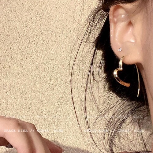 Tiancai with a square face!  Simple cold style love earrings  new style versatile earrings earrings for women