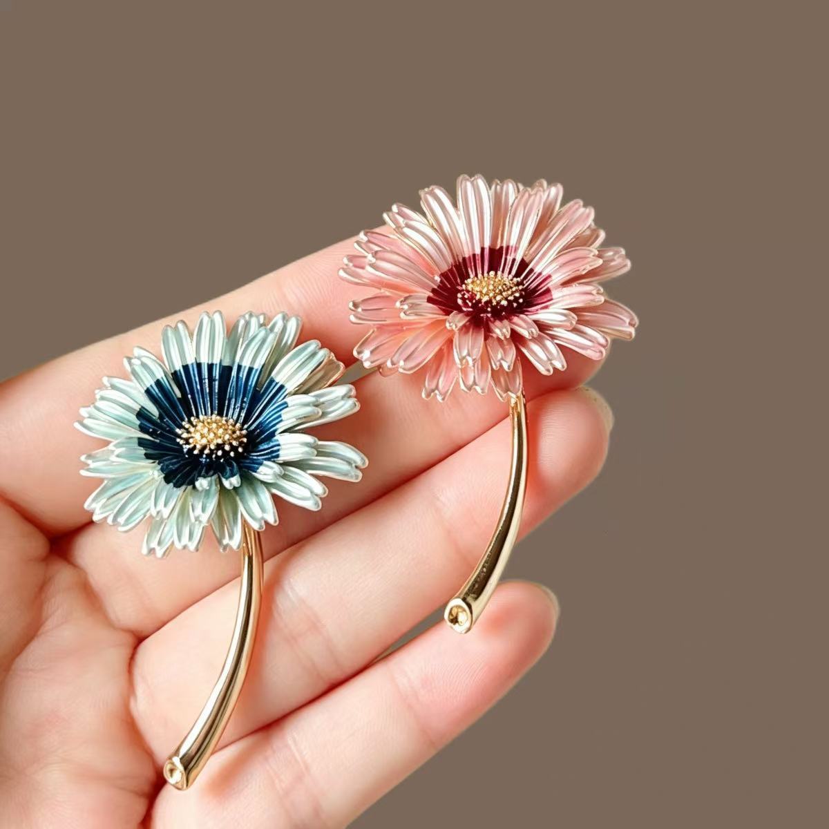 Enamel daisy brooch, high-end luxury lapel pin, clothing accessory, waist-cinching pin, corsage accessory, jewelry