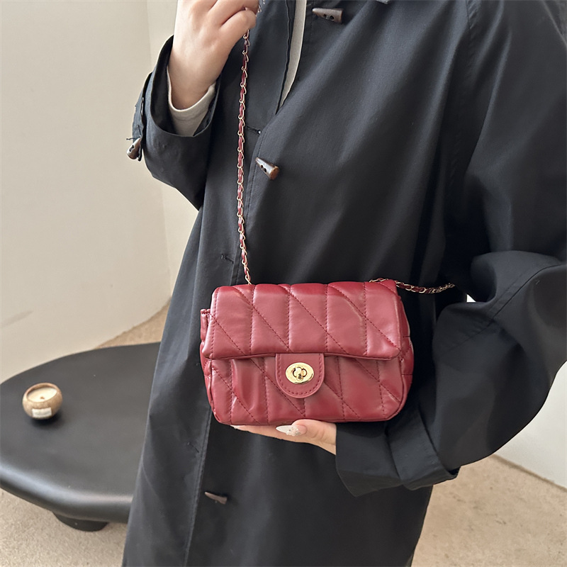 2024 nuevo bolso de cadena Lingge moda de todo fósforo estilo de temperamento bolso de hombro de axila bolso de mensajero de moda bolso cuadrado pequeño