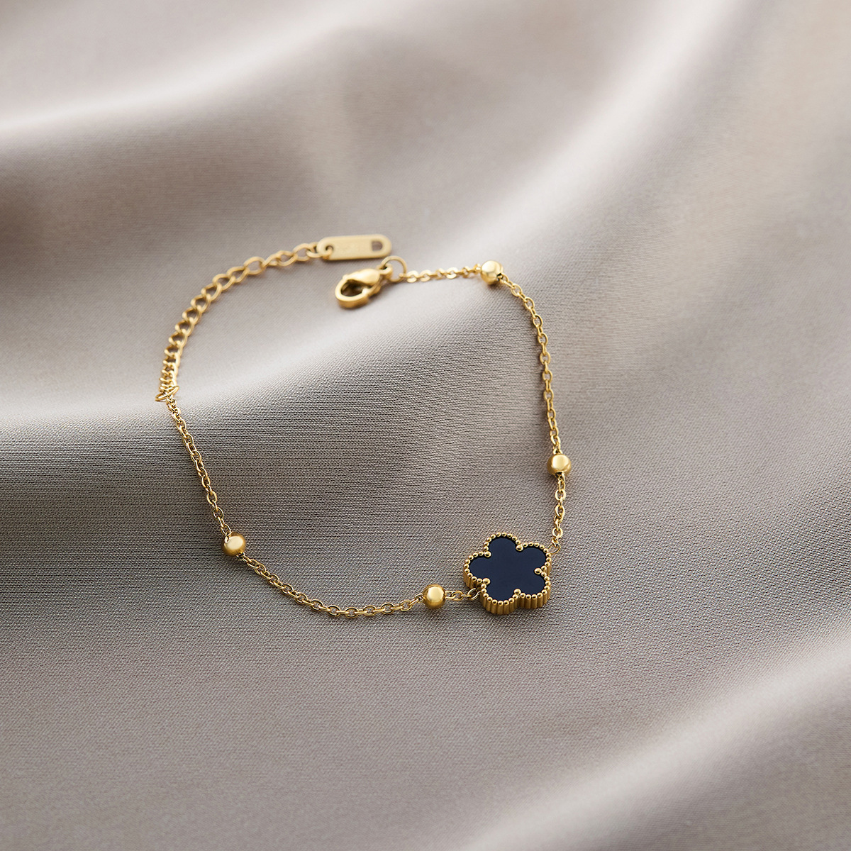 温鑑は色を落とさないで越境してよく売れているチタン鋼のブレスレットの女性の五葉の草はダイヤモンドのins風の個性の18kの真空の電気めっきを入れます。