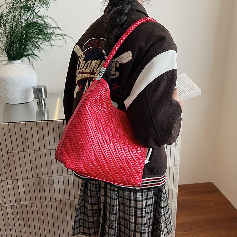 Transfronterizos retro bolsas de cubo de gran capacidad 2025, otoño y invierno nuevo sentido de alta calidad tejido bolsas de brazo de mujer de viaje al hombro