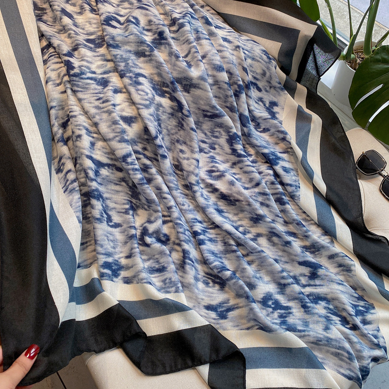 Comercio exterior transfronterizo cadena Totem algodón y lino sensación impresión grande bufanda cuadrada playa protector solar bufanda 135*135cm