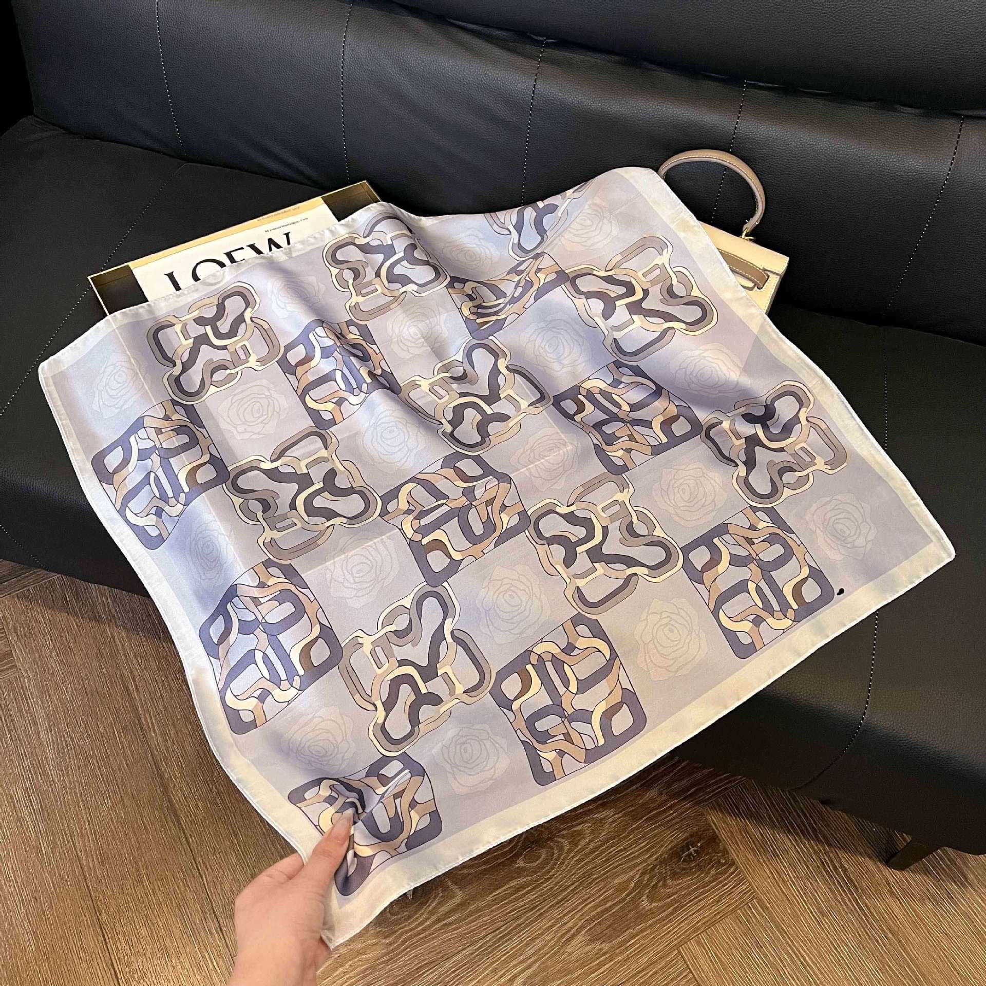 Transfronterizos nuevos bufandas de seda azul de alto nivel de seda cuadrada de simulación bufandas de moda de decoración de moda de combinación bolsa correa de pelo bufandas profesionales