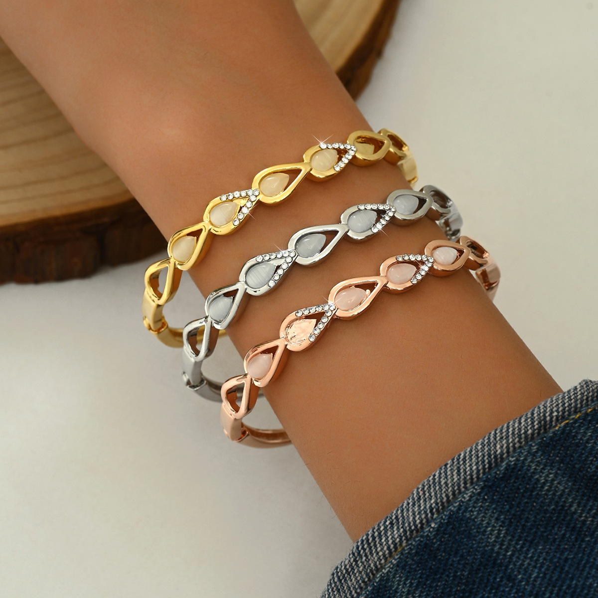 Fabricante directo para nuevas pulseras de mujer creativas pulseras de aleación de protección ambiental en forma de melocotón al por mayor.