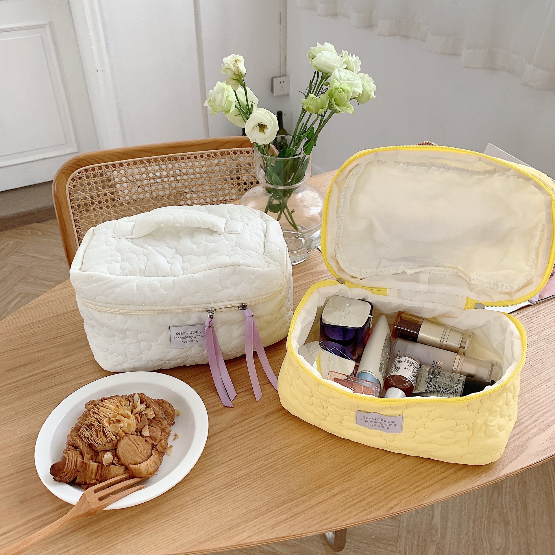 The 2631 Japanese-style fresh color-blocking flower hand-held makeup bag has a large capacity and can be carried hand in hand with a storage bag and a student pen case undefined