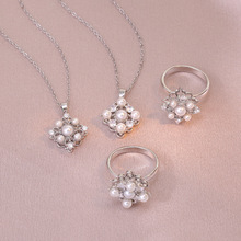 项链女网红跨境旋转锆石花朵小众时尚新款设计感吊坠气质钛钢项链