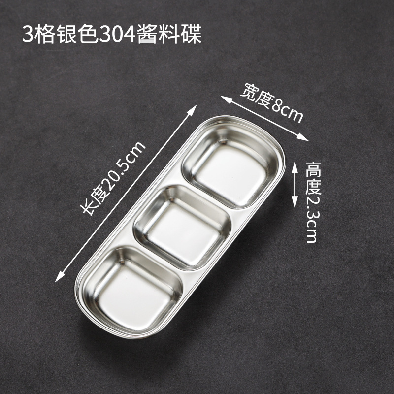 韓国式ステンレス焼肉食器鍋みそ皿に調味料皿をつけて金色の箸を並べます。|undefined