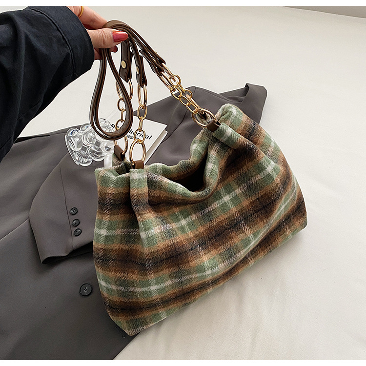 Large capacity tote female niche design, commuting outdoor travel bag, high-end casual autumn and winter new item_voghion.com