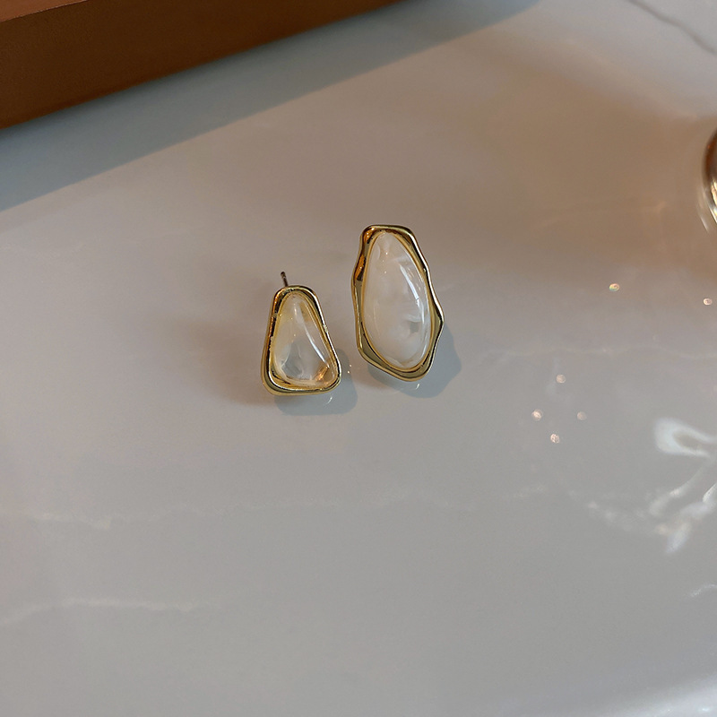 Wholesale Fashion Asymmetrical Geometric Resin Stud Earrings Nihaojewelry display picture 4
