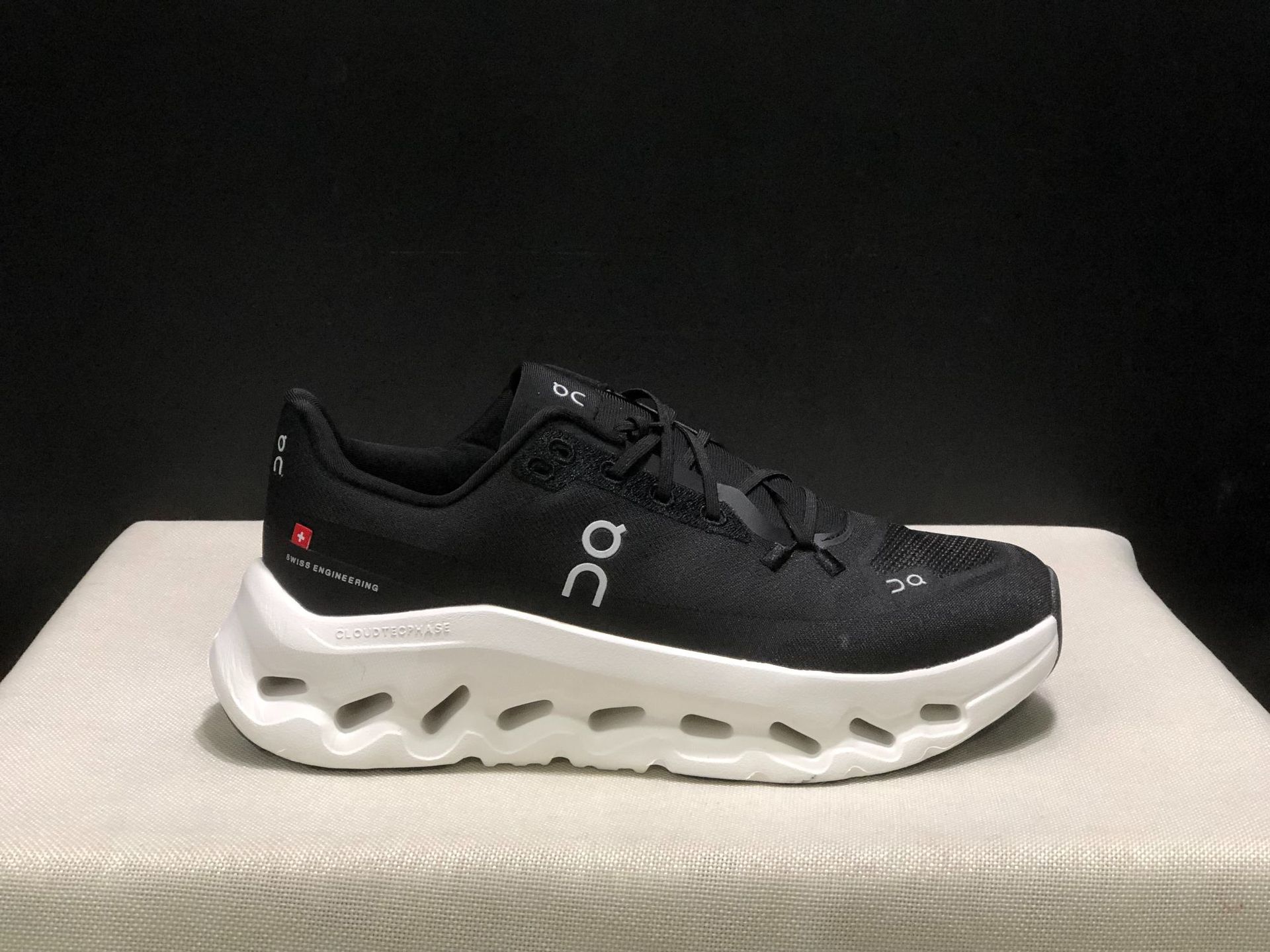 Black and white 36-45 / 36