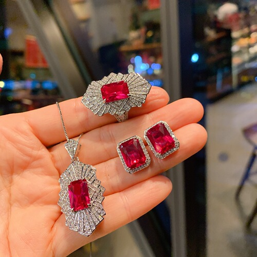 Zhuang Shengsheng Jewelry: Creative Collection of Simulated Pigeon's Blood Ruby Ring, Necklace, and Accessories Set—Featuring Full Diamonds & a Luxurious 8x12 Main Stone