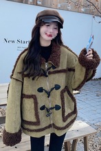 军绿色牛角扣皮毛一体羊羔毛外套女秋冬设计麂皮绒机车服棉服