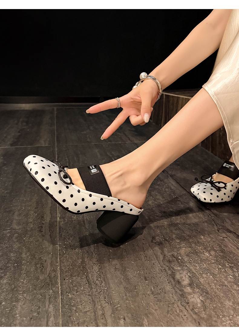 Mule nữ gót thấp hở gót trơn phong cách Pháp – nơ bướm chấm bi, mũi nhọn, gót 7 cm — Đen (lông cừu lộn), Chấm bi trắng (da bò) chi tiết 13