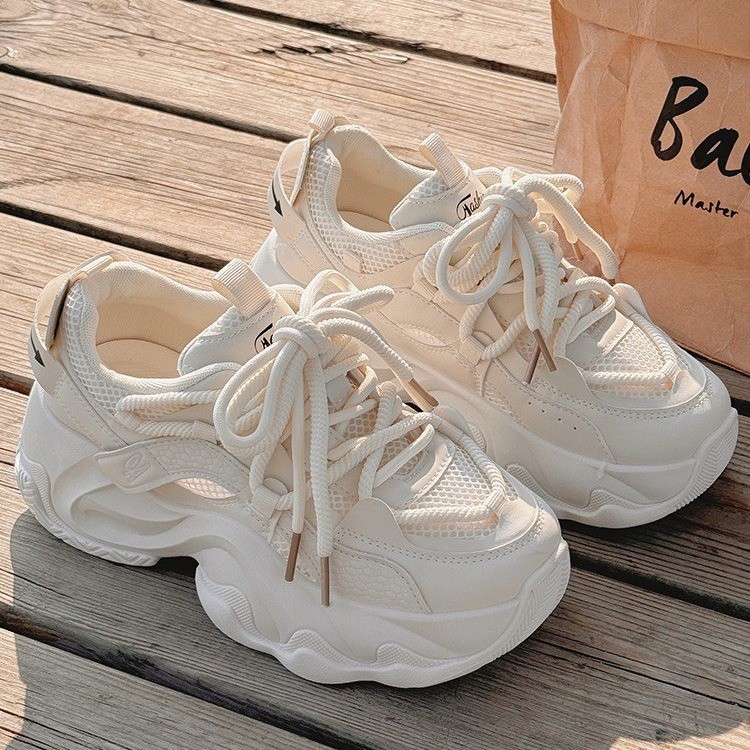 Pequeños zapatos blancos para mujeres aumentan suela gruesa verano y otoño de 2025 nuevos zapatos casuales de diseño original zapatos muffin para mujeres