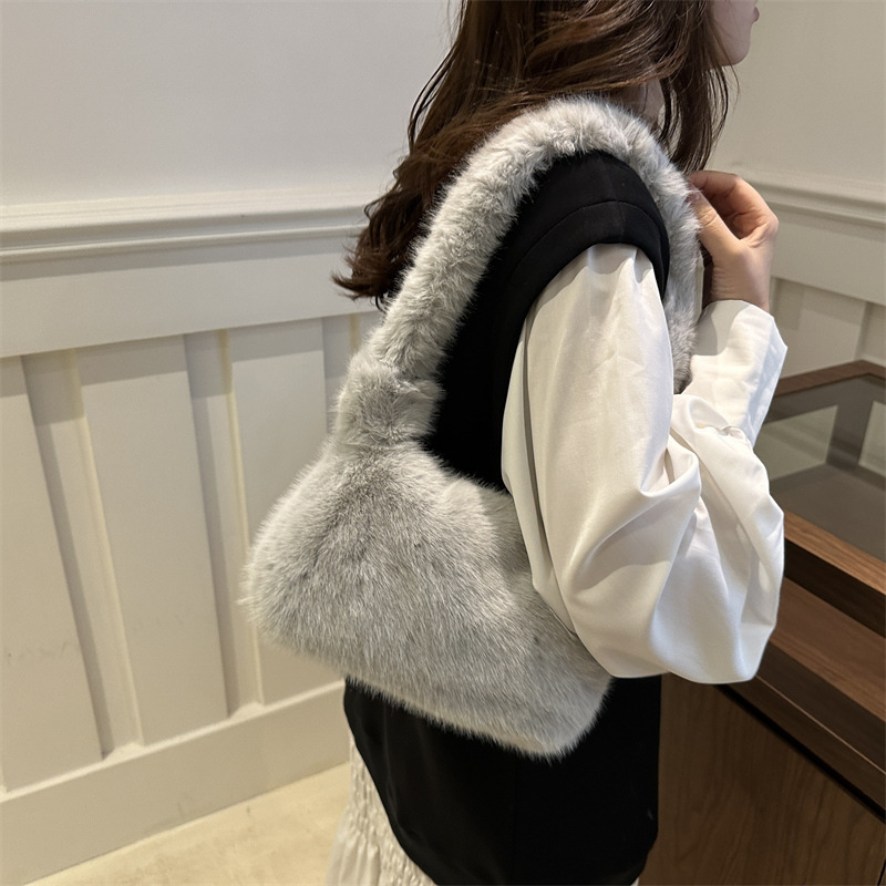2024 invierno nuevo estilo bolso de axila temperamento bolso de mujer de alto valor felpa estilo occidental bolso de hombro diseño de nicho femenino