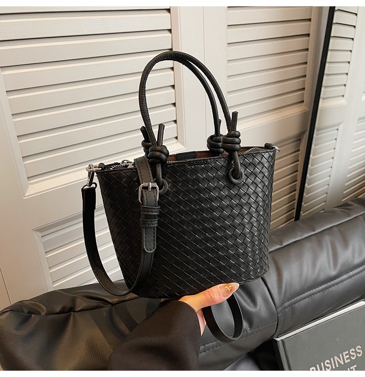 A simple and elegant bucket bag for women, a Korean-style single-shoulder bag for commuting to work in 2025, a new trendy and fashionable crossbody bag undefined