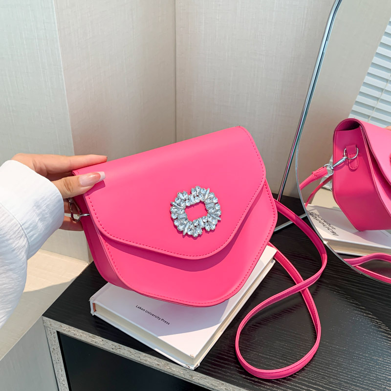 Borsa a tracolla singola con tracolla a triangolo alla moda alla moda 2024, nuova borsa da donna versatile con diamanti color caramella_voghion.com