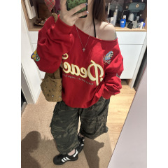 美式复古斜肩卫衣女早秋穿搭字母印花酒红色长袖宽松辣妹露肩上衣