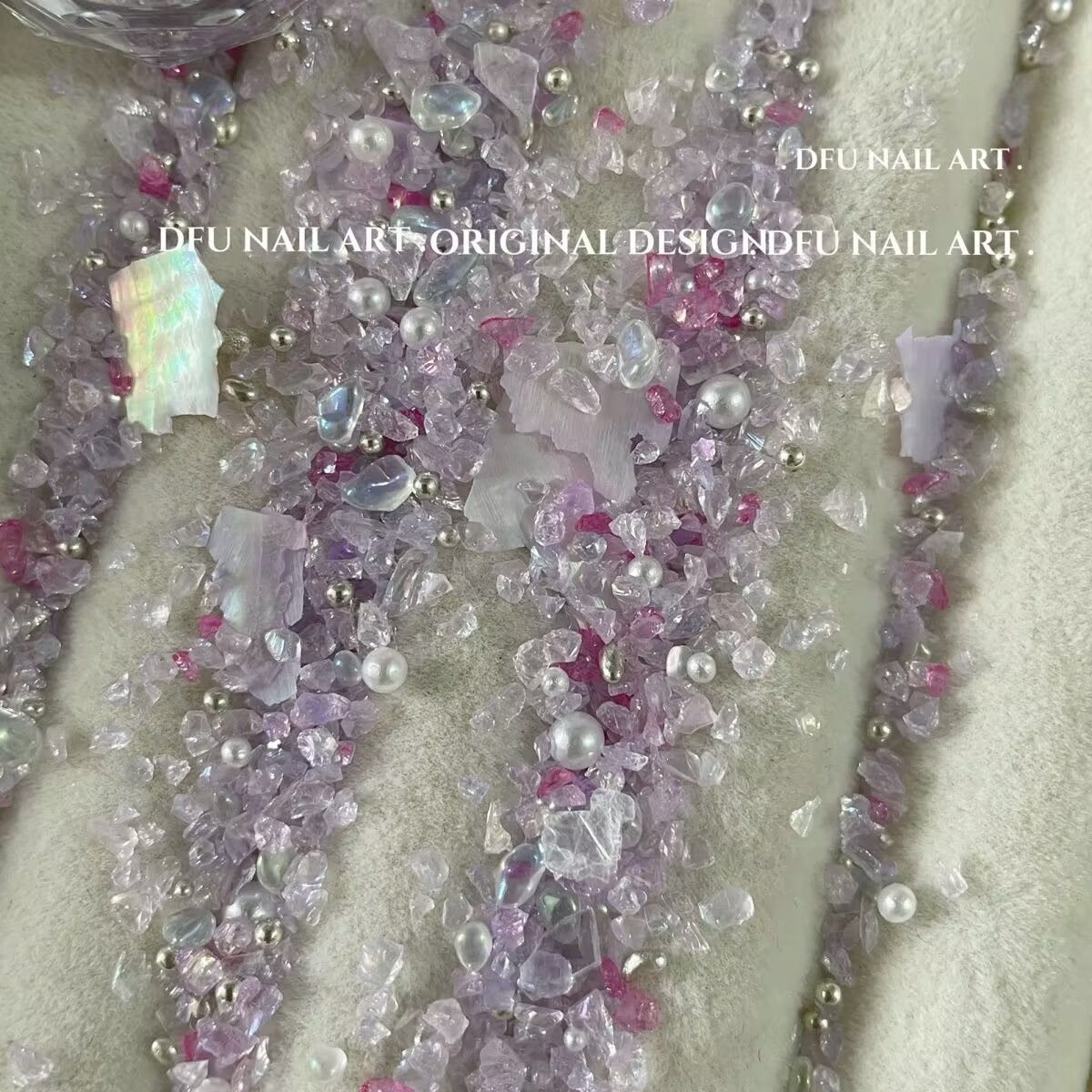 Nuevas Nueve Piedras de Cristal Púrpuras Brillantes, Perlas, Cuentas de Acero y Piezas de Concha, Accesorios de Uñas Usables, Accesorios de Arte de Uñas Estilo Palacio.