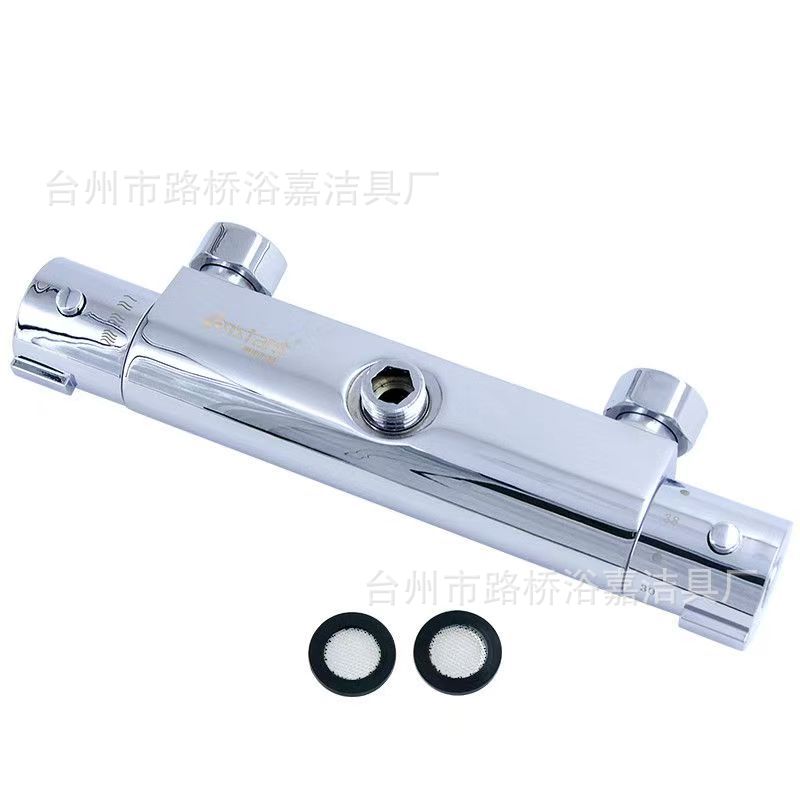 Rueda redonda de cobre sobre el agua