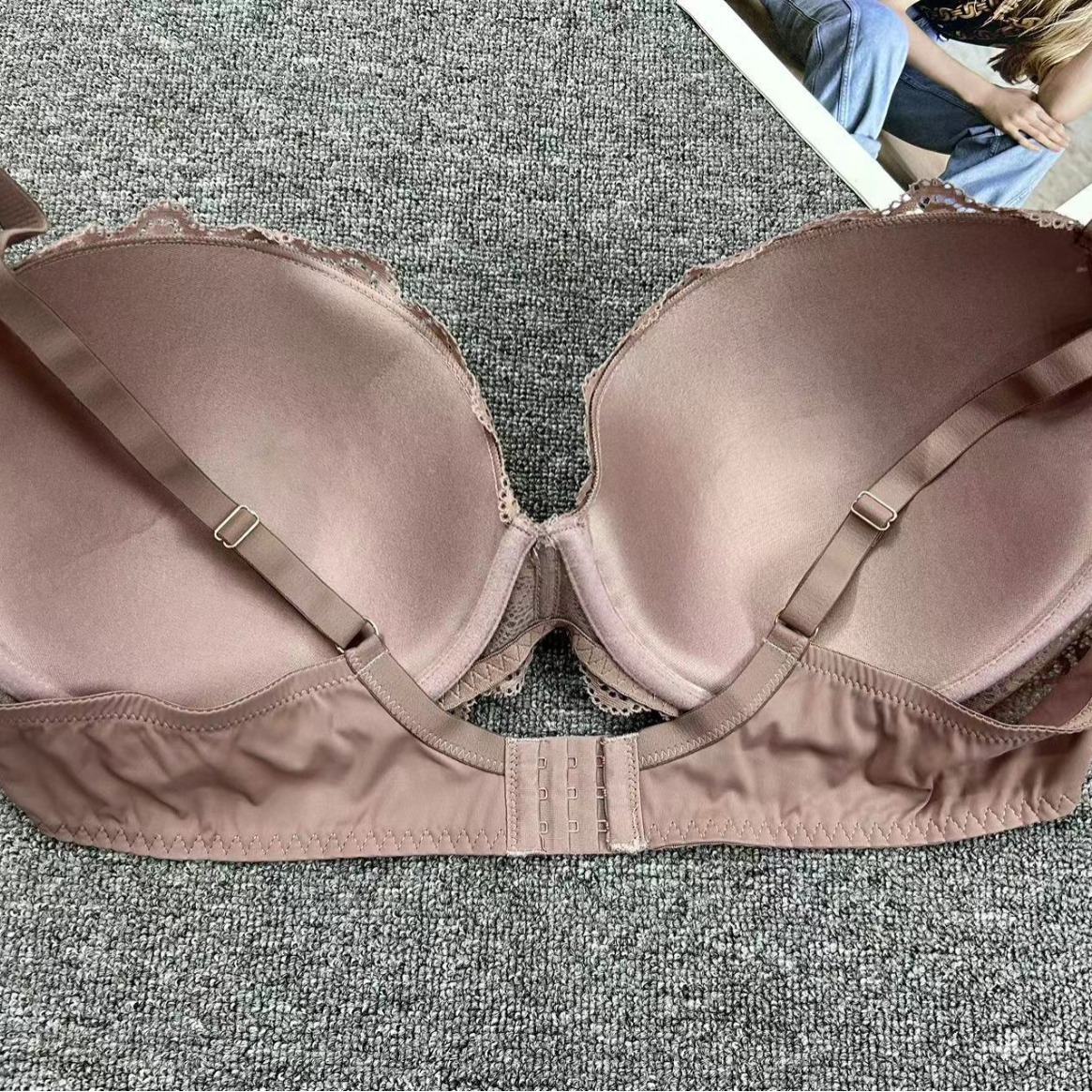 Nuevo comercio exterior europeo y americano ropa interior de dama confortable sujetador de encaje con anillo de acero fabricantes de sujetadores de esponja al por mayor