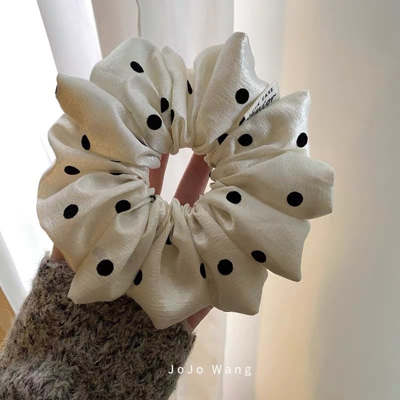 The texture is amazing! The pearlescent dots give it a classy look. This scrunchie is a stylish Korean fashion hair accessory for women
