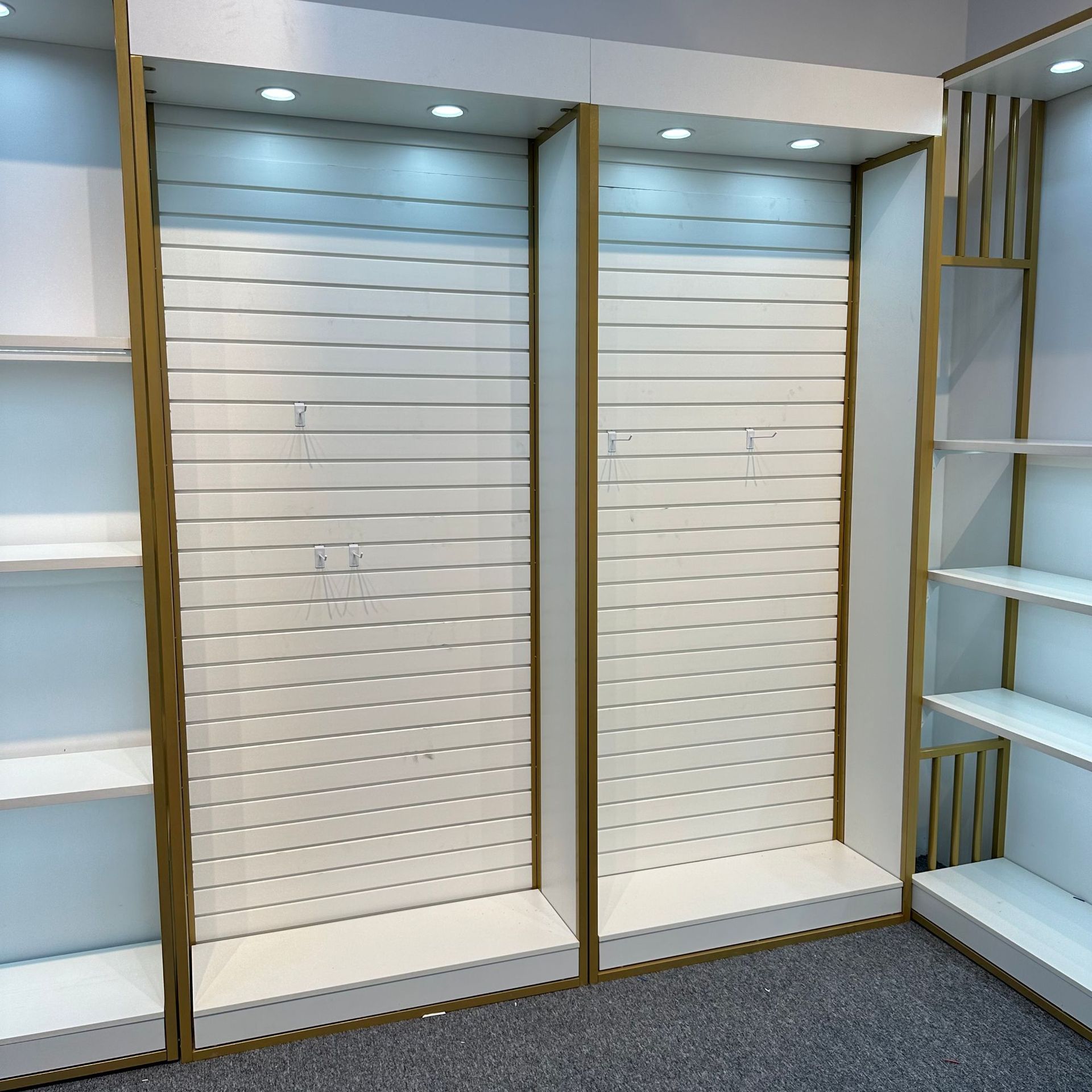 Estructura transfronteriza de acero y madera, bolsos, zapaterías, supermercados, muestras de una y dos caras, tiendas de conveniencia, salas de exhibición de juguetes, estantes personalizados