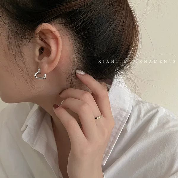 Retro Simple Heart-Shaped Earrings for Women, Accessible Luxury, High-End Earrings with a Sense of Design, Niche Ins Cool Style Earrings, Hoop Earrings