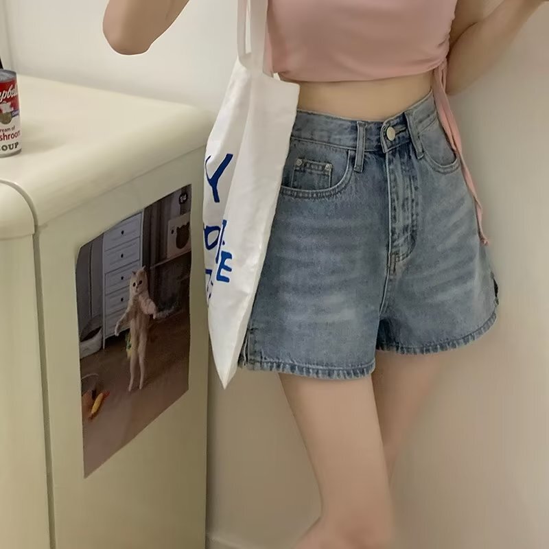 夏のハイウエストのデニムのショートパンツの女性のギャルはやせています。|undefined