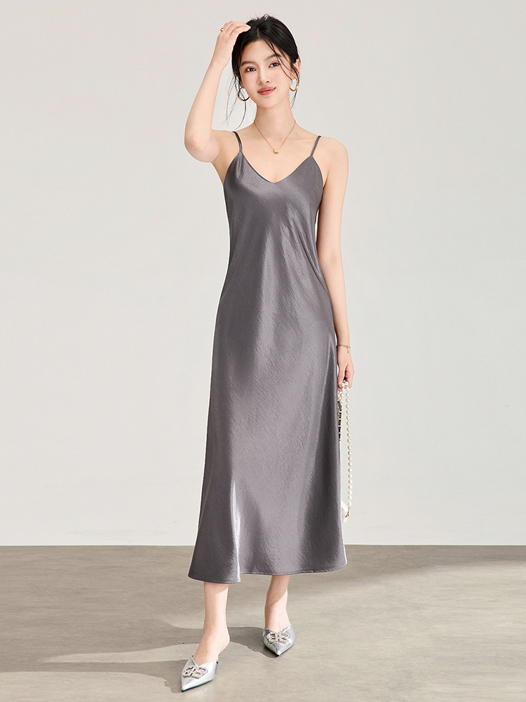 Đầm maxi nữ satin dáng suông, cổ yếm dây mảnh, thiết kế xéo cạnh — màu đen