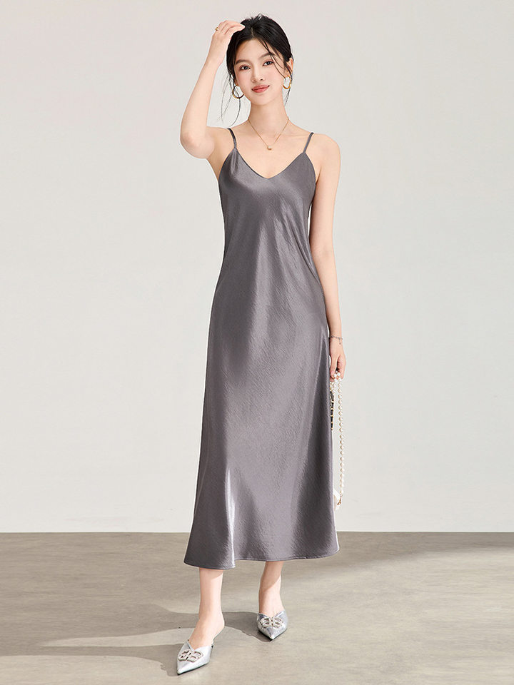 Đầm maxi nữ satin dáng suông, cổ yếm dây mảnh, thiết kế xéo cạnh — màu đen