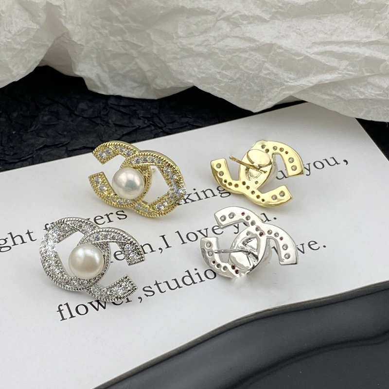 Качественные серьги с буквами, в стиле Chanel, лёгкая роскошь, высококлассный стиль, яркий заметный образ, французский стиль
