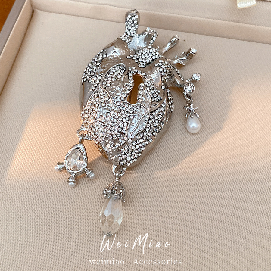 Corazón de diamante cerradura broche de perla nicho de alto nivel de sentido broche de personalidad transfronteriza europea y americana exagerada ropa al por mayor image 4