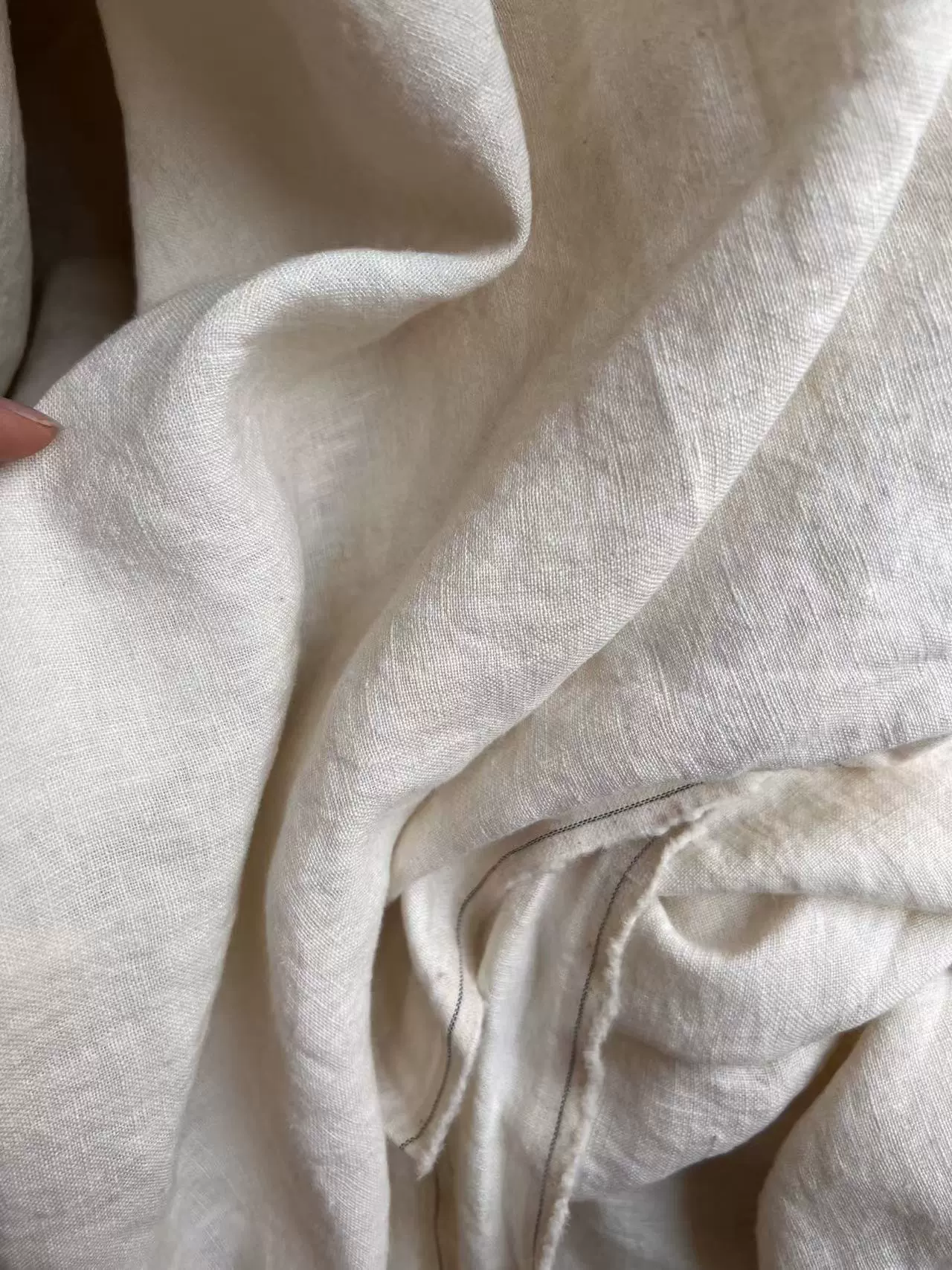 Бежевая песочно-мойная ткань из плотного хлопкового льна с текстурой, подходящая для халатов, брюк, чехлов для диванов и штор.