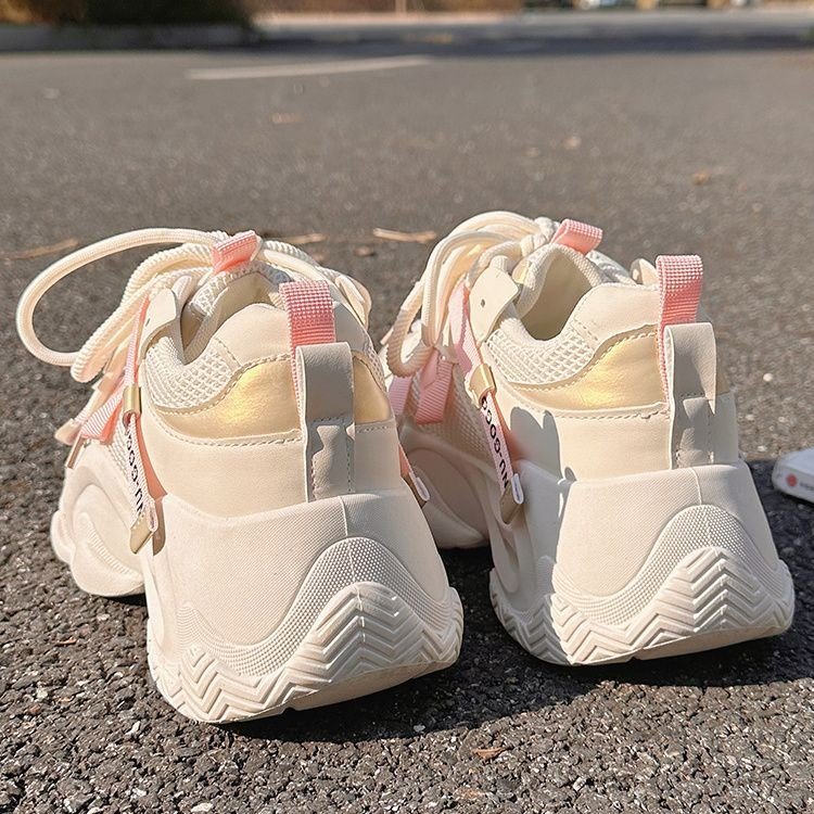 Zapatos de papá para mujeres 2024 nuevos zapatos de malla de verano de suela gruesa en la moda coreana zapatos blancos de nicho