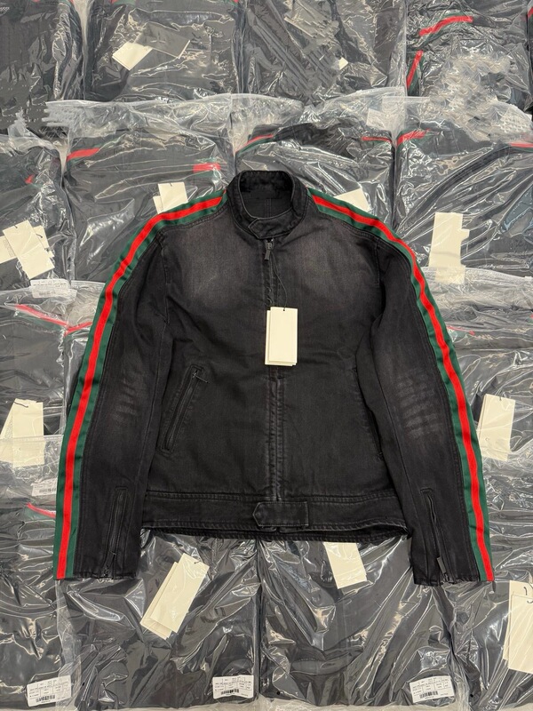 Men's black denim jacket with red and green striped patchwork, stand-up collar, zipper closure, spring and autumn fashion casual top Men's black denim jacket with red and green striped patchwork, stand-up collar, zipper closure, spring and autumn fashion casual top