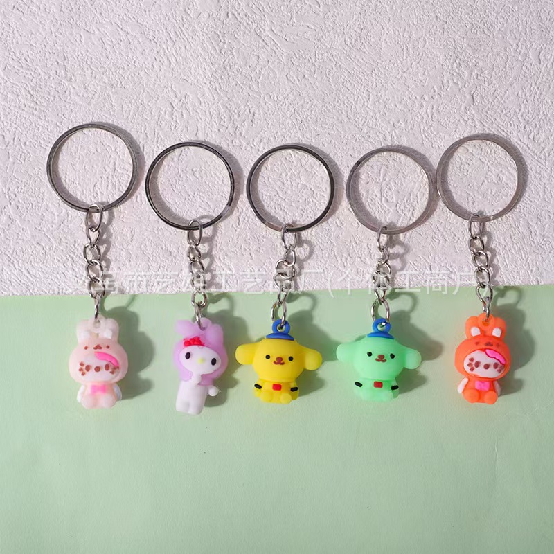 Nuevo estilo de dibujos animados de PVC huevo llavero de fiesta muñeca pequeña decoración creativa pegamento suave adorable colgante al por mayor
