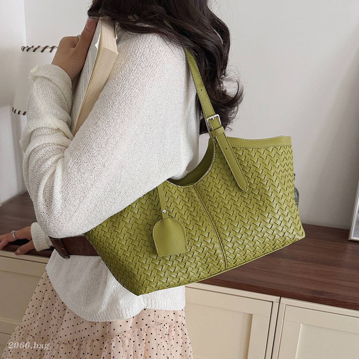 Verano 2026 viaje de viaje sensación de tejido versátil versátil nuevo bolso de mujer bolso cubo popular hombro único
