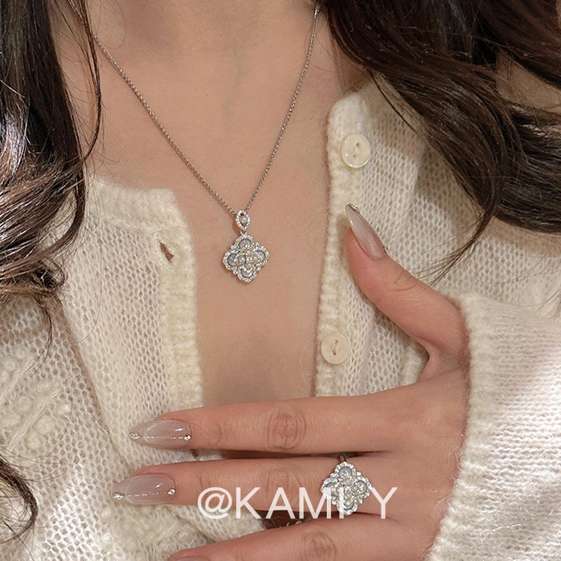 Anello elegante con fiore in madreperla per donna stile francese_voghion.com