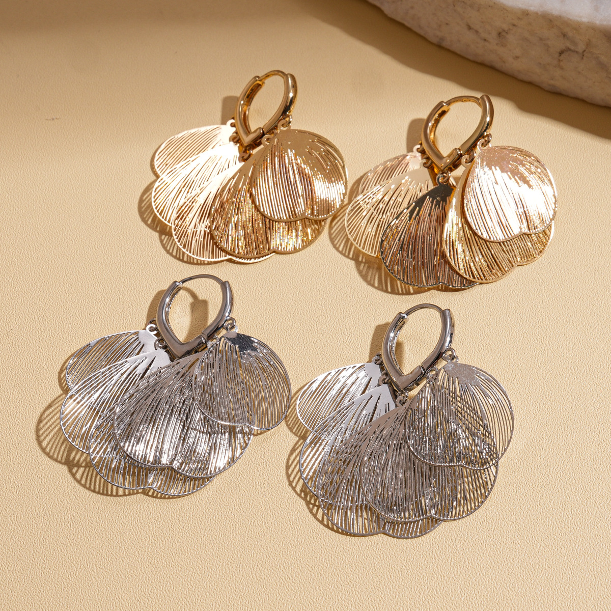 Personalidad europea y americana sensación metálica hueco en forma de corazón perfiles de pétalos temperamento nicho transfronterizo alta sensación de estilo único pendientes de moda