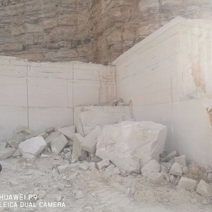 Long-term batch supply of white sandstone plate