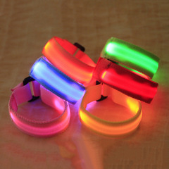 メーカーは、印刷可能なロゴが付いたスター周辺機器のLED発光ブレスレット、フラッシュウェビングリストバンド、アームバンドを在庫しています。