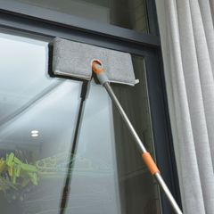 延長棒は壁面の神器の天井を拭きます。