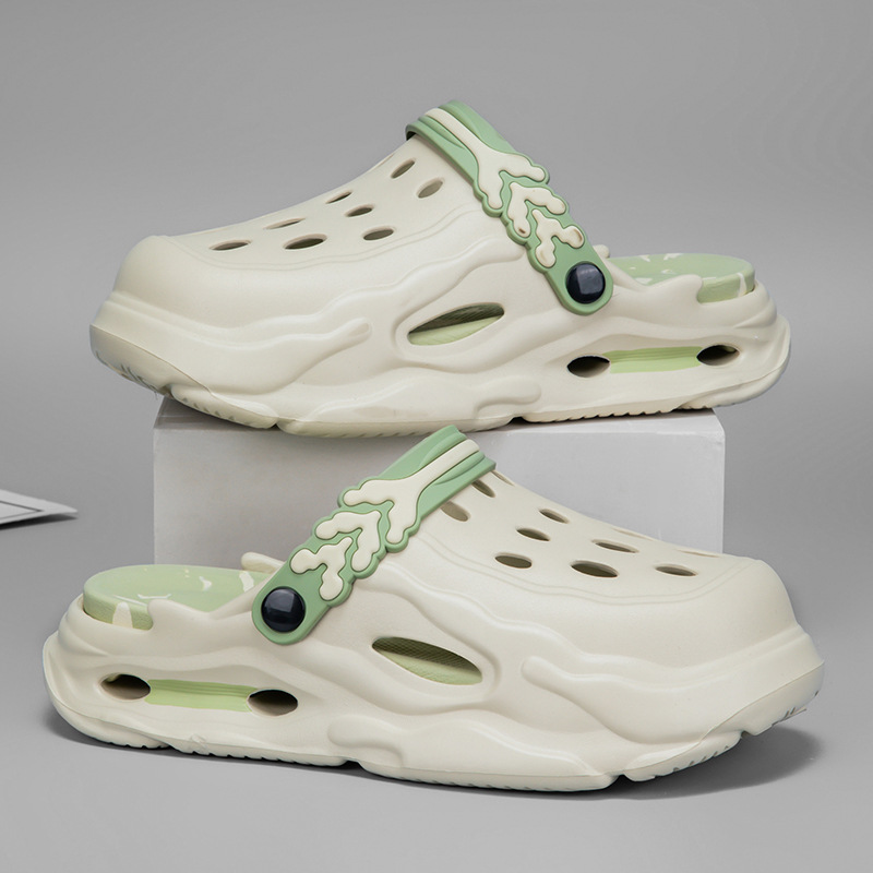 Nuevos zapatos con agujeros para hombres, suela gruesa antideslizante, zapatillas Baotou, sandalias de playa de moda de verano para hombres