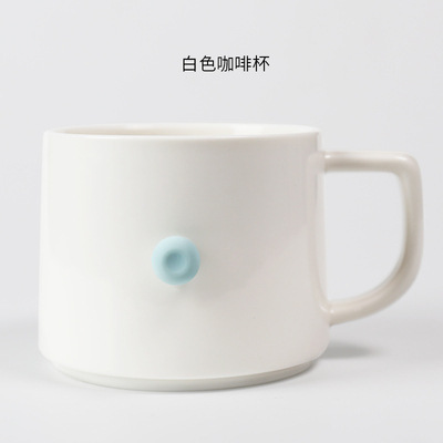 Чашка белого кофе (в одну чашку не входит голова кошки)