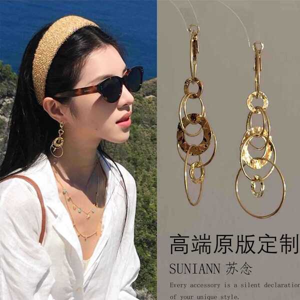 Retro golden elegant fashionable sophisticated earrings