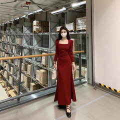 港风复古红色方领长袖连衣裙女2025秋优雅气质法式收腰显瘦长裙子