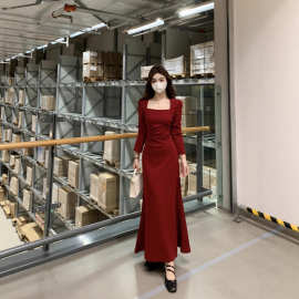 港风复古红色方领长袖连衣裙女2025秋优雅气质法式收腰显瘦长裙子